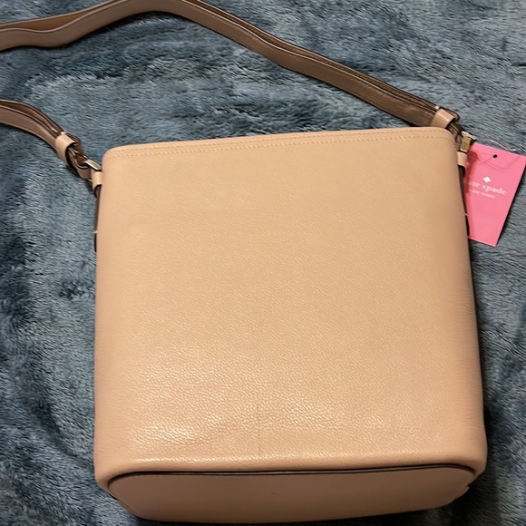 Kate Spade Max Duffel Crossbody. NWT. Color warm beige - Picture 2 of 3